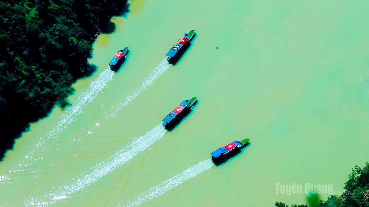 Lòng hồ thủy điện Nho Quế 1 góp phần phát triển du lịch địa phương.