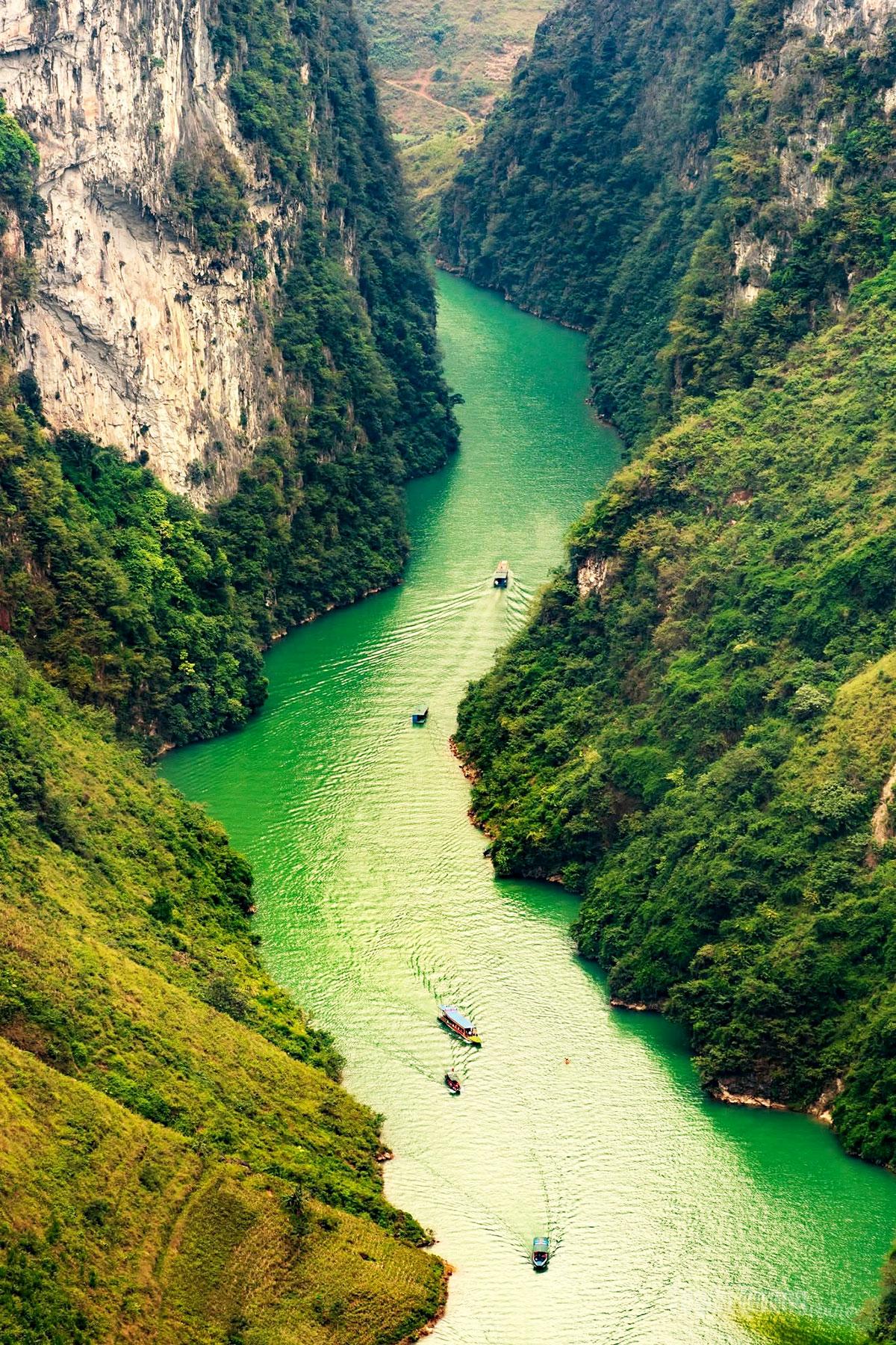 Dòng Nho Quế biếc xanh tạo điểm nhấn du lịch ở vùng Cao nguyên đá.