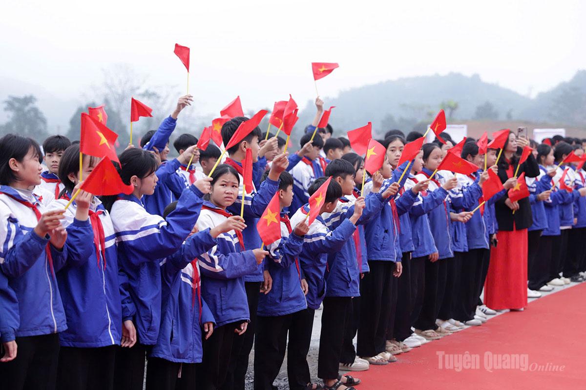 Niềm vui của học sinh và người dân khi dự án cao tốc Tuyên Quang - Hà Giang giai đoạn 1
được thông xe kỹ thuật.
