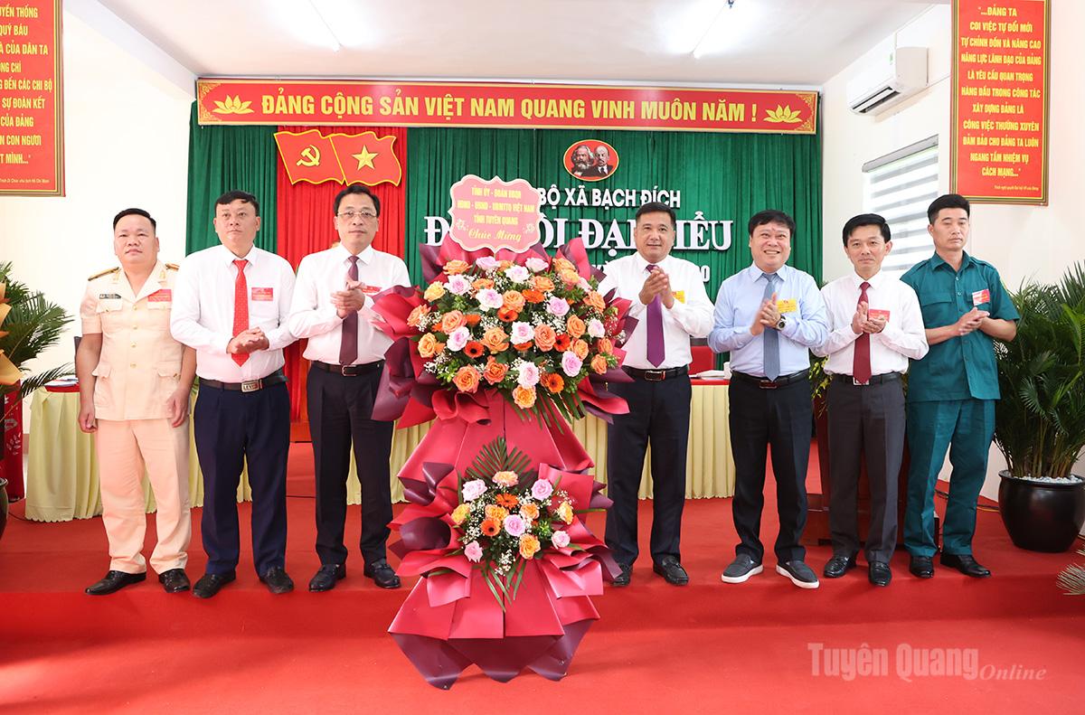 Đồng chí Hầu Minh Lợi,
Ủy viên BTV Tỉnh ủy, Phó Chủ tịch Thường trực HĐND tỉnh và
lãnh  đạo Báo và phát thanh, truyền hình Tuyên Quang tặng
hoa chúc mừng Đại hội đại biểu
Đảng bộ xã Bạch Đích lần thứ I.