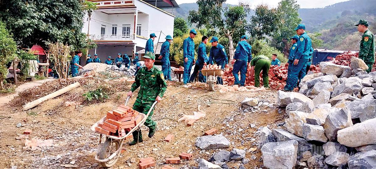 Cán bộ, chiến sĩ Đồn Biên phòng Bạch Đích và xã Bạch Đích hỗ trợ người dân xóa nhà tạm.