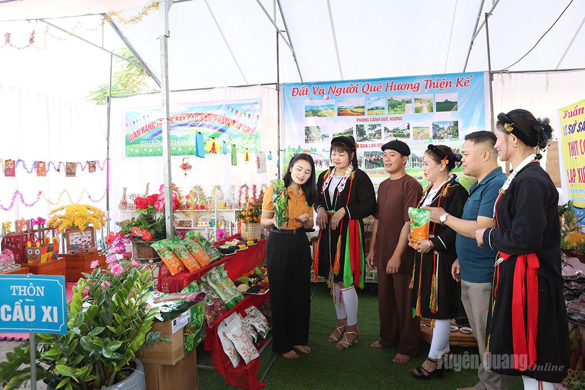 Người dân xã Sơn Thủy chia sẻ kinh nghiệm phát triển kinh tế, giảm nghèo bền vững.