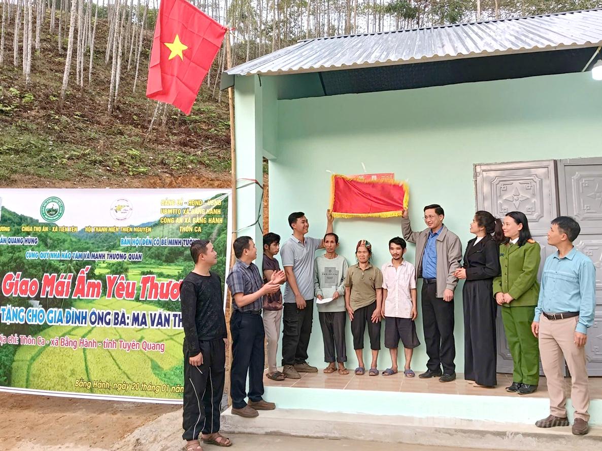 Lãnh đạo xã Bằng Hành cùng các nhà thiện nguyện kéo băng bàn giao nhà cho gia đình ông Ma Văn Thư.