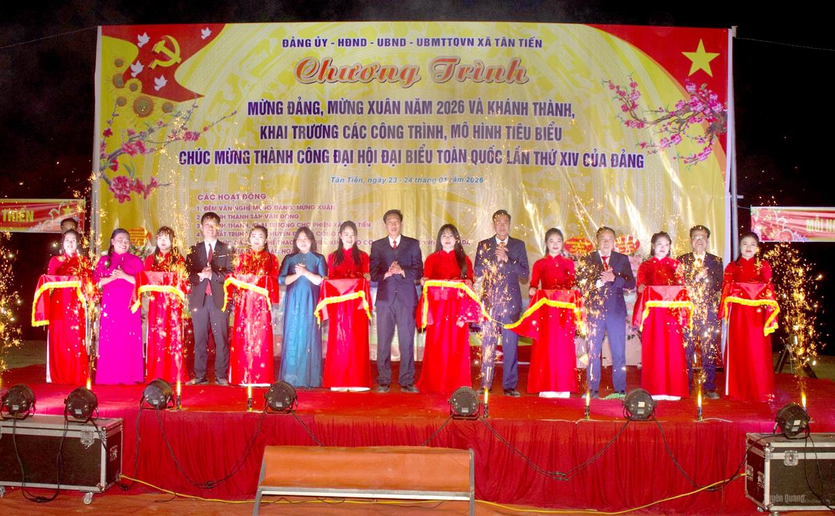 Các đại biểu cắt băng khánh thành Sân vận động xã Tân Tiến.