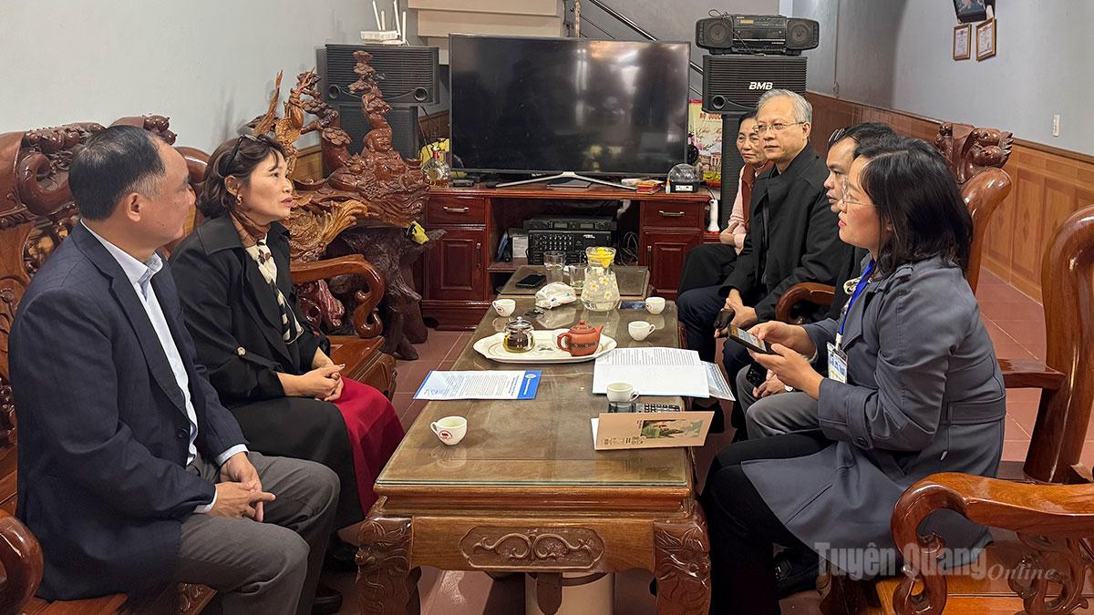 Supervisors and enumerators inspect data collection activities at a household business in Binh Thuan Ward.