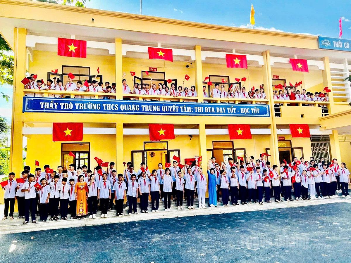 Quang Trung Secondary School in Ha Giang 2 Ward displays national flags to celebrate the 14th National Congress of the Communist Party of Vietnam and the 96th anniversary of the Party’s founding.