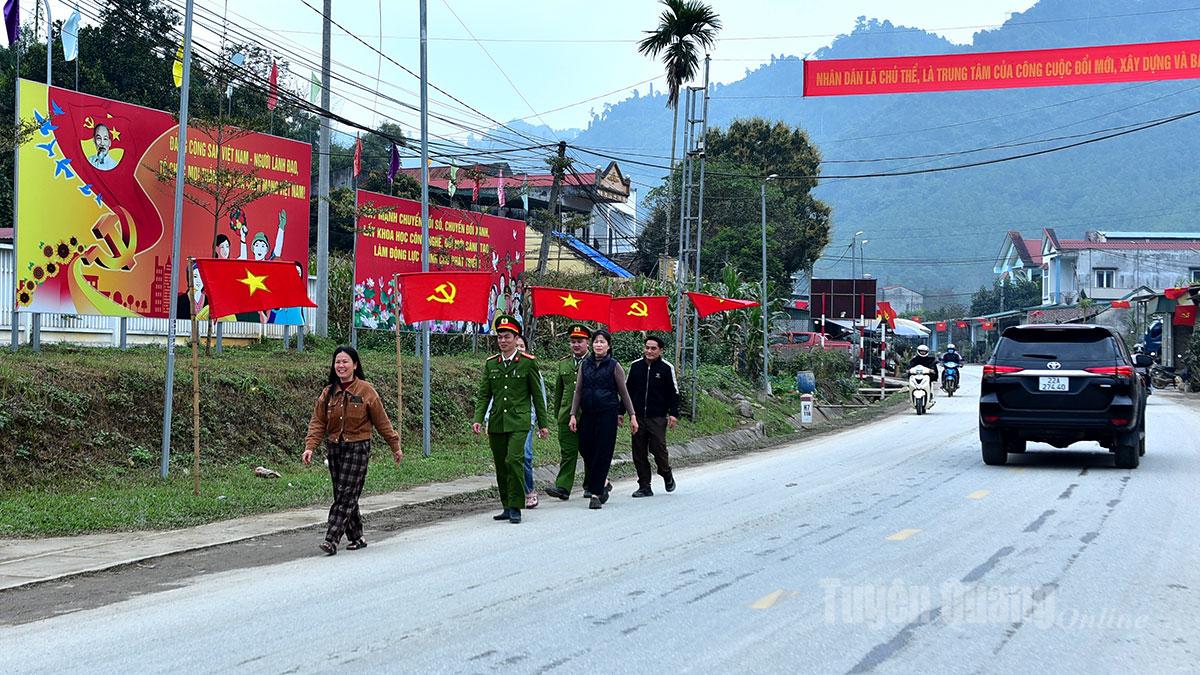 Pano boards, banners, slogans, and national flags line the main roads in Trung Son Commune to celebrate the success of the 14th National Congress of the Party and the 96th anniversary of its founding.