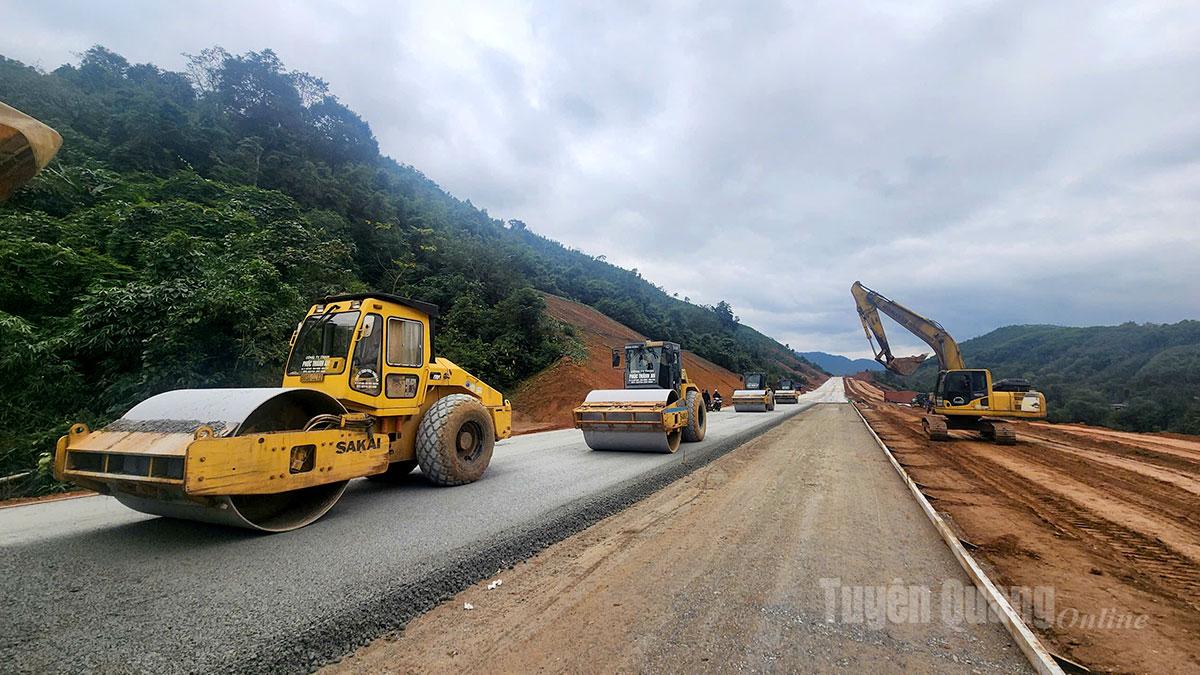 In celebration of the successful 14th National Congress of the Party and the 96th anniversary of the Party’s founding, relevant units have mobilized machinery and manpower to accelerate construction progress of the Tuyen Quang – Ha Giang Expressway Project (Phase 1).