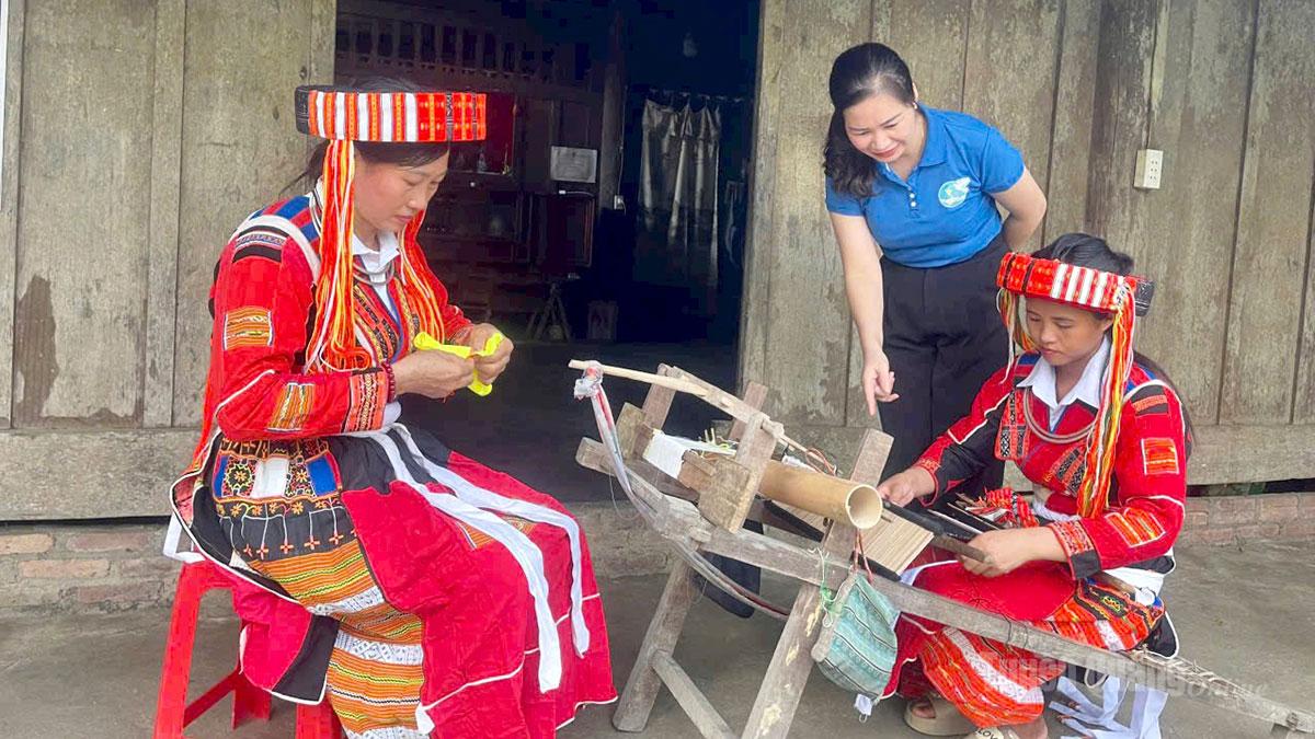 Hội viên phụ nữ xã Minh Quang gìn giữ nghề thêu, dệt thổ cẩm truyền thống.