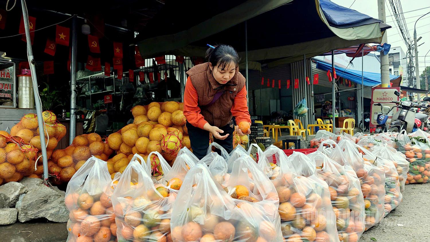High-quality pomelos and oranges with attractive appearances are especially favored by consumers during the Tet holiday.