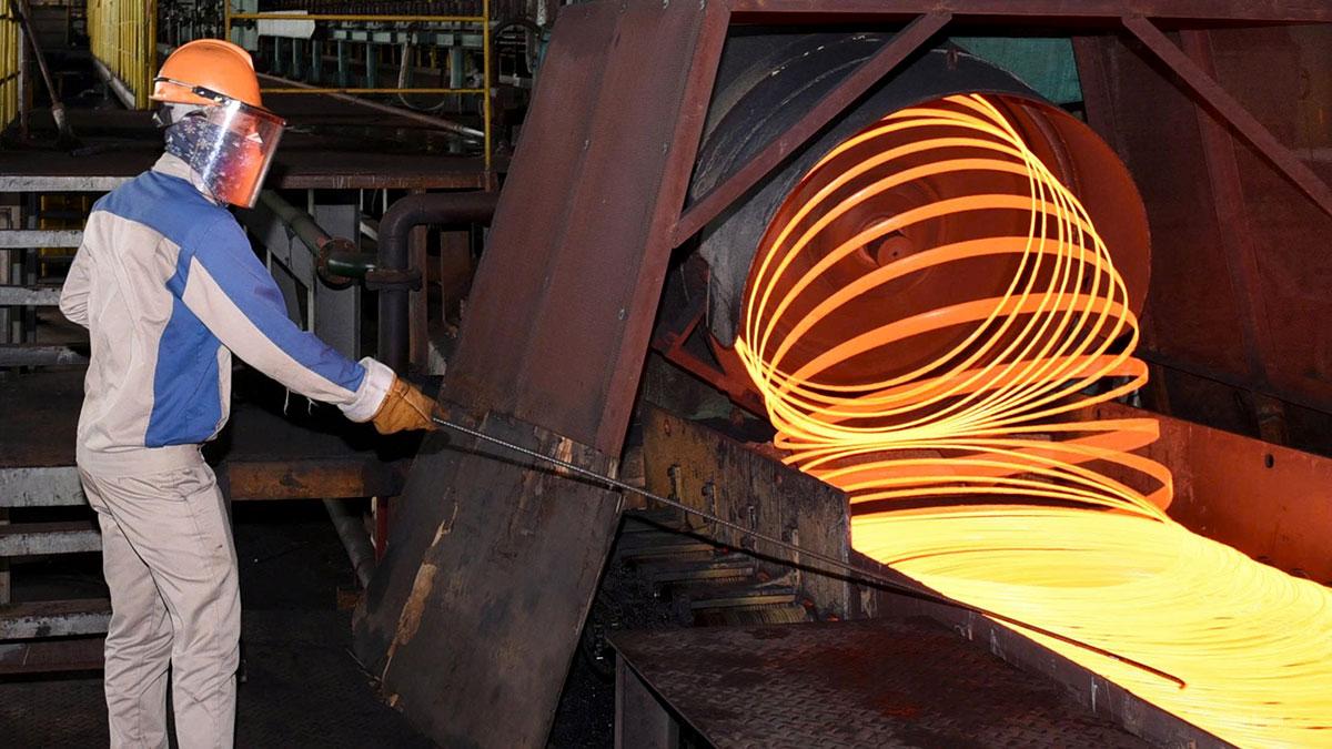 Sản xuất phôi thép tại Công ty Cổ phần Gang thép Tuyên Quang.