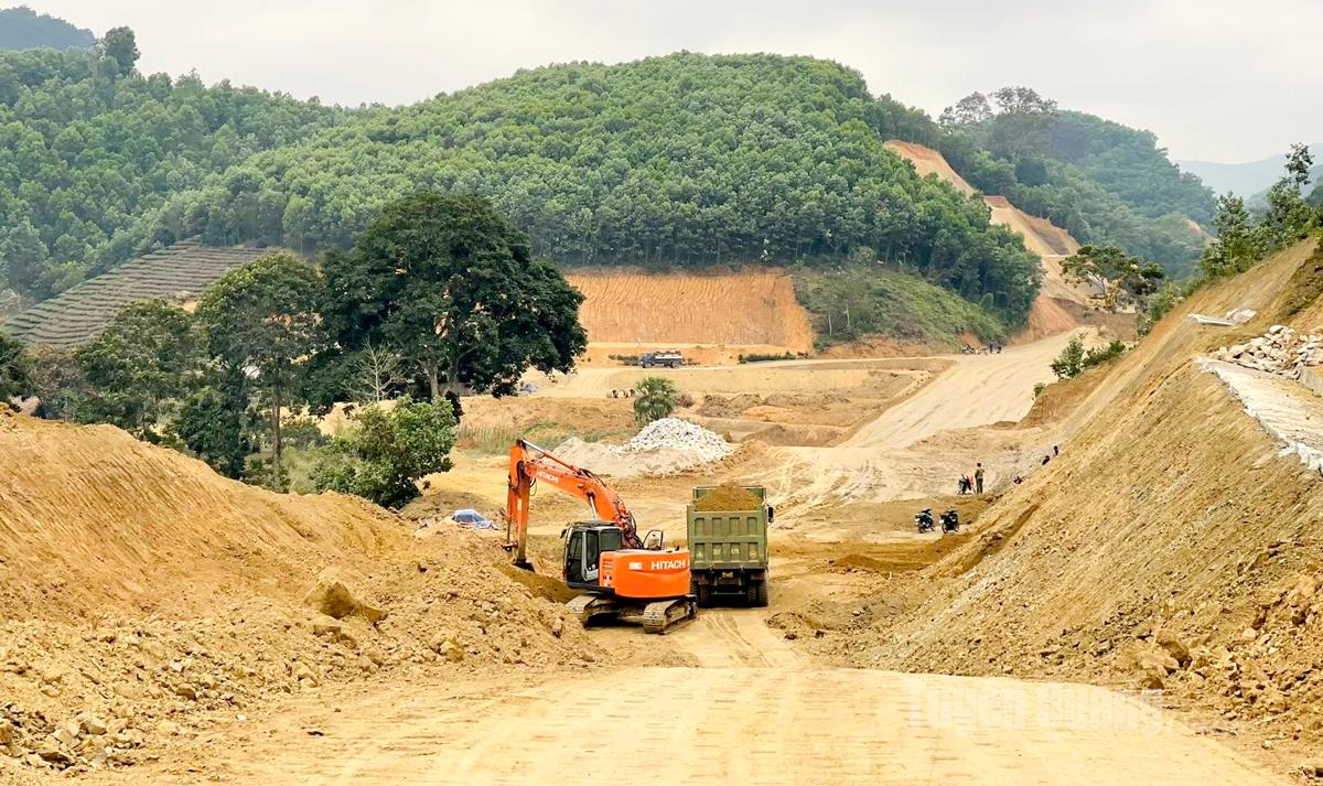 Tuyến đường Sơn Dương - Tân Trào đang được đẩy nhanh tiến độ thi công chào mừng 96 năm ngày thành lập Đảng.