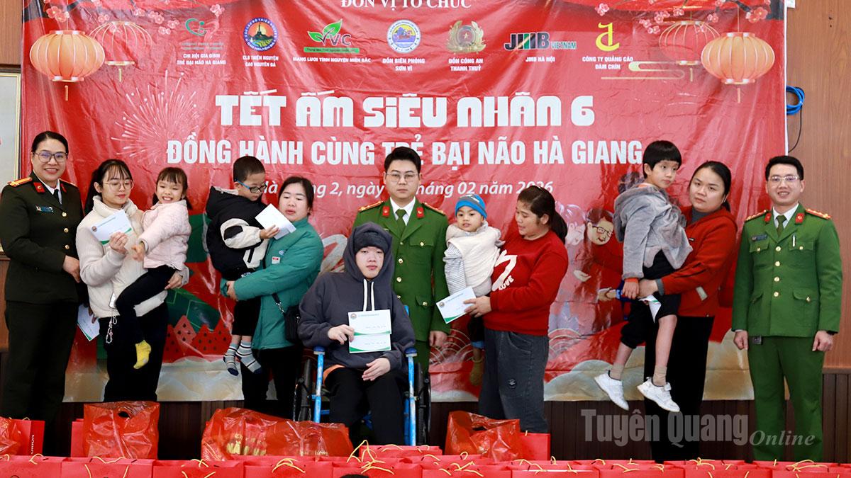 Các đơn vị đồng hành tặng quà cho các cháu tại chương trình