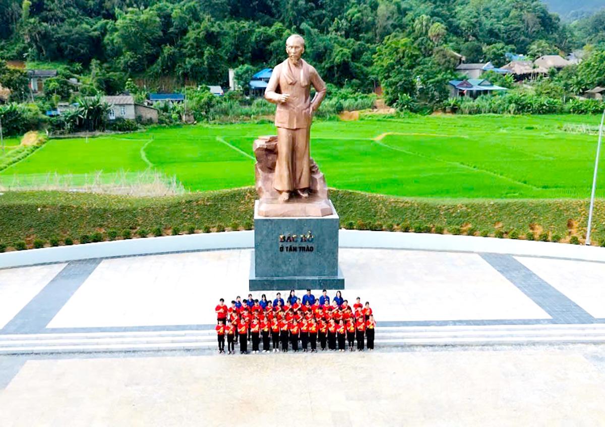 Đoàn viên, thanh niên xã Tân Trào tổ chức hoạt động chào cờ, báo công dưới Tượng đài Bác Hồ ở Tân Trào.