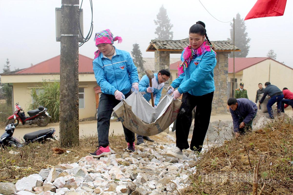 Đoàn viên, thanh niên xã Lũng Phìn tham gia làm đường bê tông nông thôn.