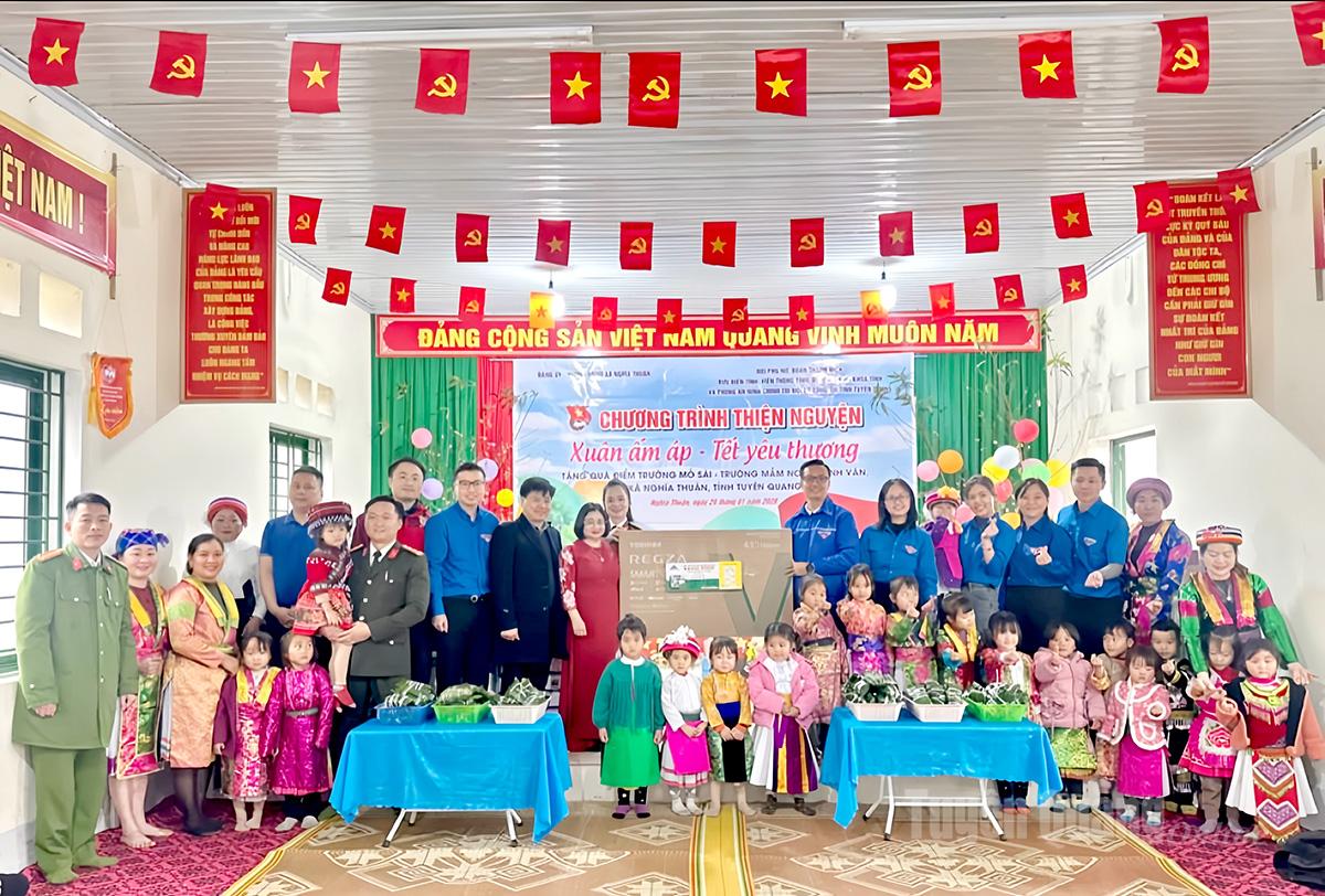 Đoàn Thanh niên, Hội Phụ nữ cơ sở Phòng An ninh chính trị nội bộ Công an tỉnh phối hợp với Bệnh viện Đa khoa tỉnh Tuyên Quang, Bưu điện tỉnh và Viễn thông tỉnh tổ chức chương trình thiện nguyện “Xuân ấm áp – Tết yêu thương”.