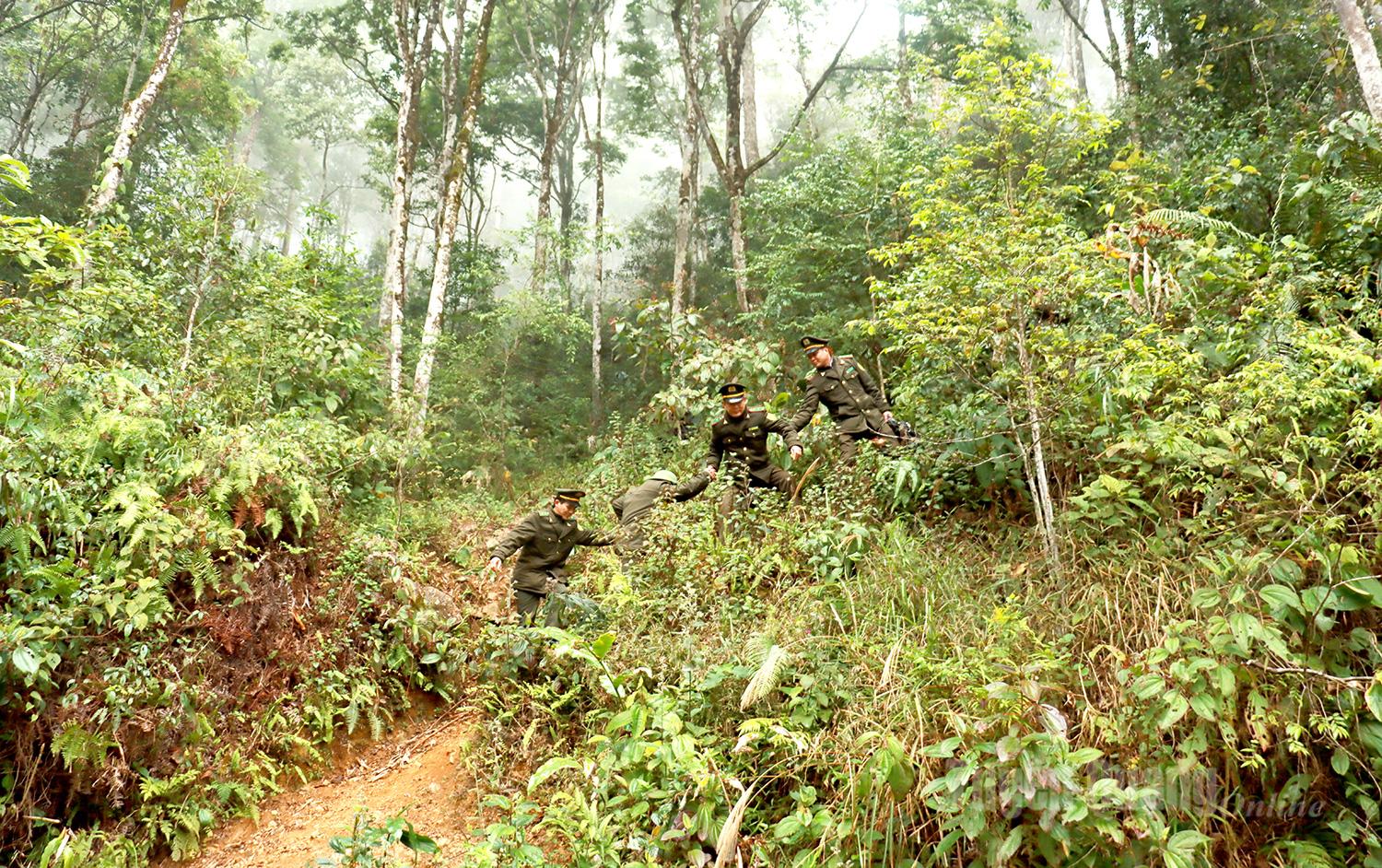 Giữa địa h&igrave;nh n&uacute;i đ&aacute; dốc cao, hiểm trở, lực lượng kiểm l&acirc;m Hạt Kiểm l&acirc;m khu vực XVI vẫn đều đặn b&aacute;m rừng, thực hiện c&aacute;c tuyến tuần tra bảo vệ Khu Bảo tồn thi&ecirc;n nhi&ecirc;n Ch&iacute; S&aacute;n.