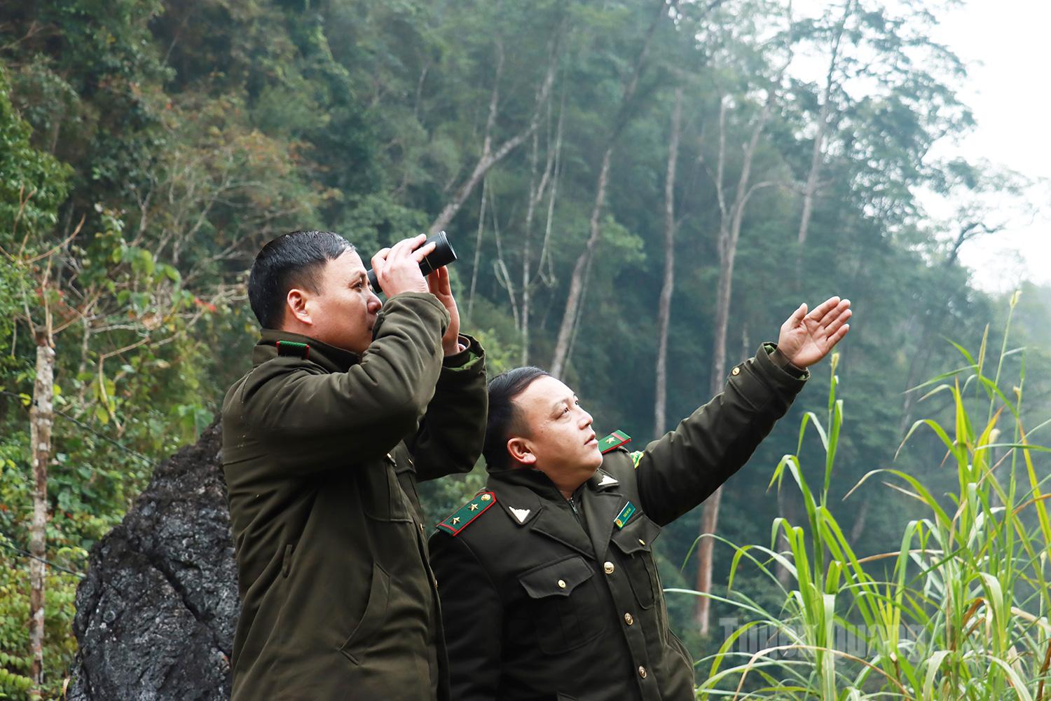 Sử dụng ống nh&ograve;m để quan s&aacute;t địa h&igrave;nh, ph&aacute;t hiện sớm c&aacute;c dấu hiệu bất thường trong rừng - một trong những nghiệp vụ quan trọng của lực lượng kiểm l&acirc;m.