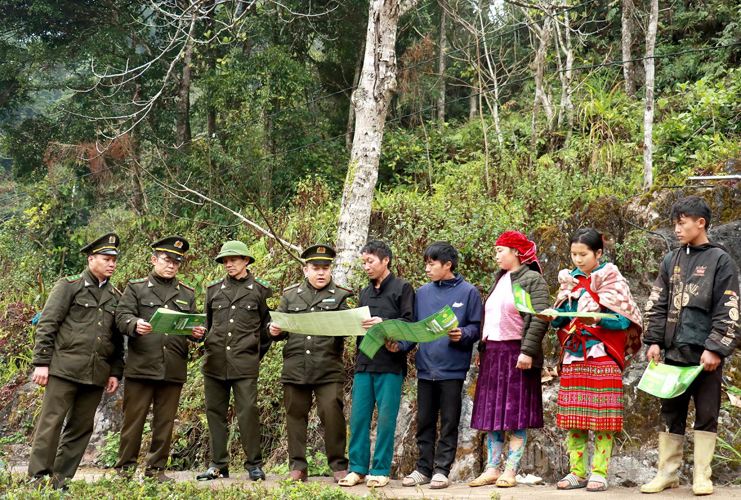 Song song với c&ocirc;ng t&aacute;c tuần tra, kiểm so&aacute;t, c&ocirc;ng t&aacute;c tuy&ecirc;n truyền, vận động người d&acirc;n tham gia bảo vệ rừng được lực lượng kiểm l&acirc;m ch&uacute; trọng, g&oacute;p phần n&acirc;ng cao &yacute; thức cộng đồng trong g&igrave;n giữ t&agrave;i nguy&ecirc;n rừng.