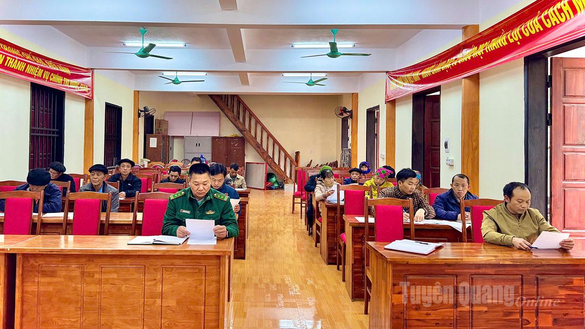 Cán bộ Đồn Biên phòng Phó Bảng dự sinh hoạt Chi bộ thôn Đoàn Kết, xã Sà Phìn.