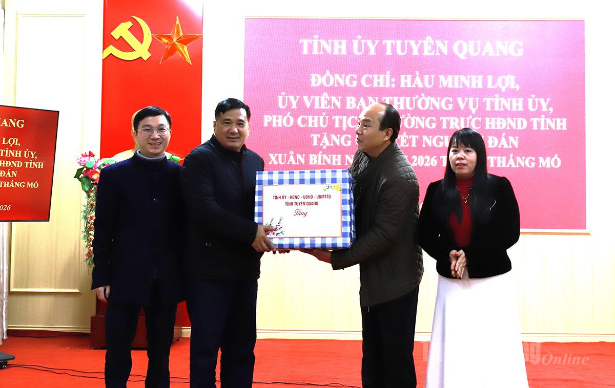 Đồng chí Hầu Minh Lợi, Phó Chủ tịch Thường trực HĐND tỉnh tặng quà Tết xã Thắng Mố.