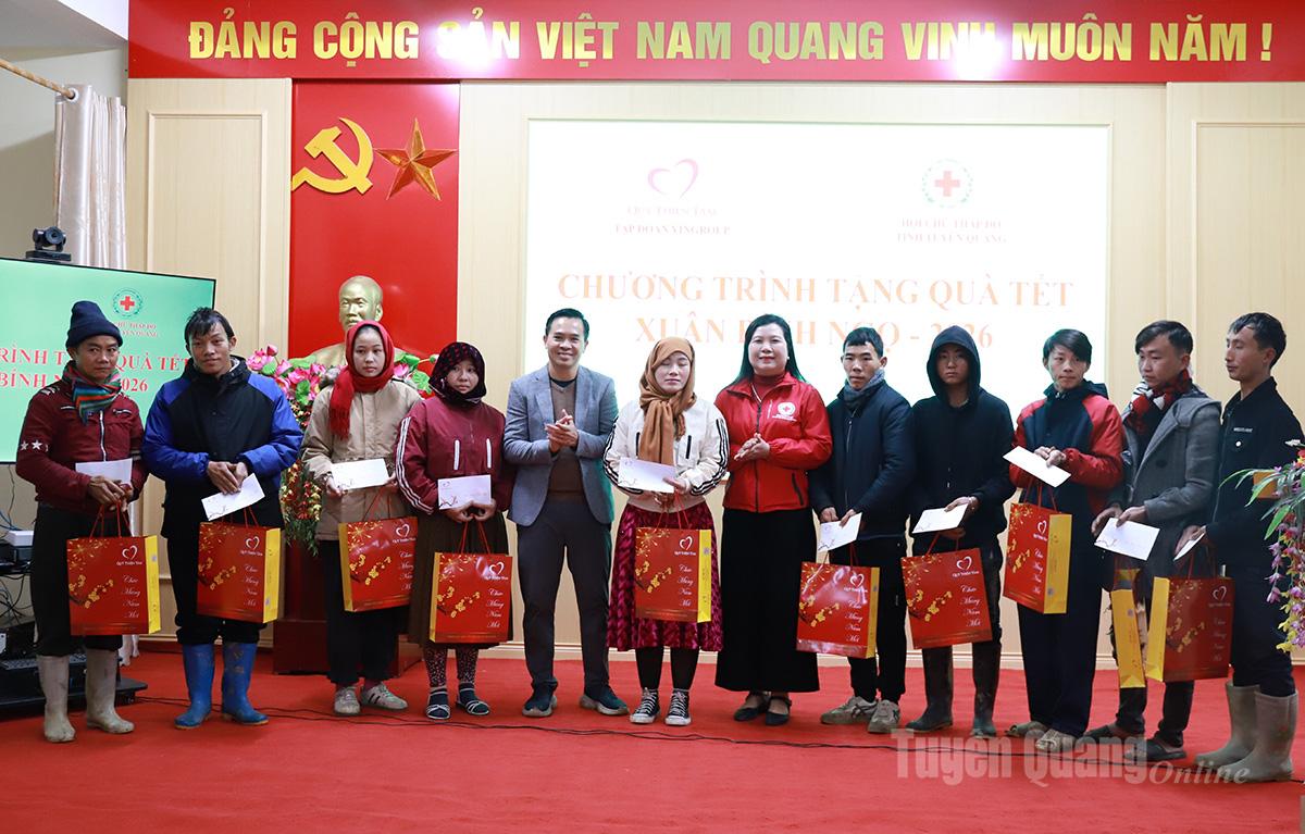 Đại diện Quỹ Thiện tâm và Hội Chữ thập đỏ tỉnh tặng quà các gia đình có hoàn cảnh khó khăn.