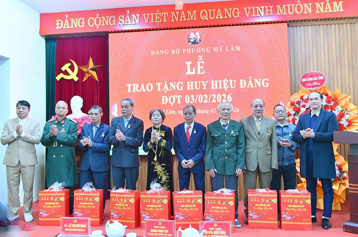 Các đồng chí lãnh đạo Bộ Tư lệnh Binh chủng Đặc công trao quà cho các đảng viên.