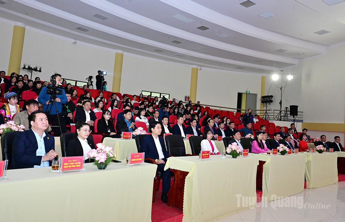 Các đại biểu tham dự chương trình Gala “Dấu ấn 2025” của Báo và phát thanh, truyền hình Tuyên Quang.