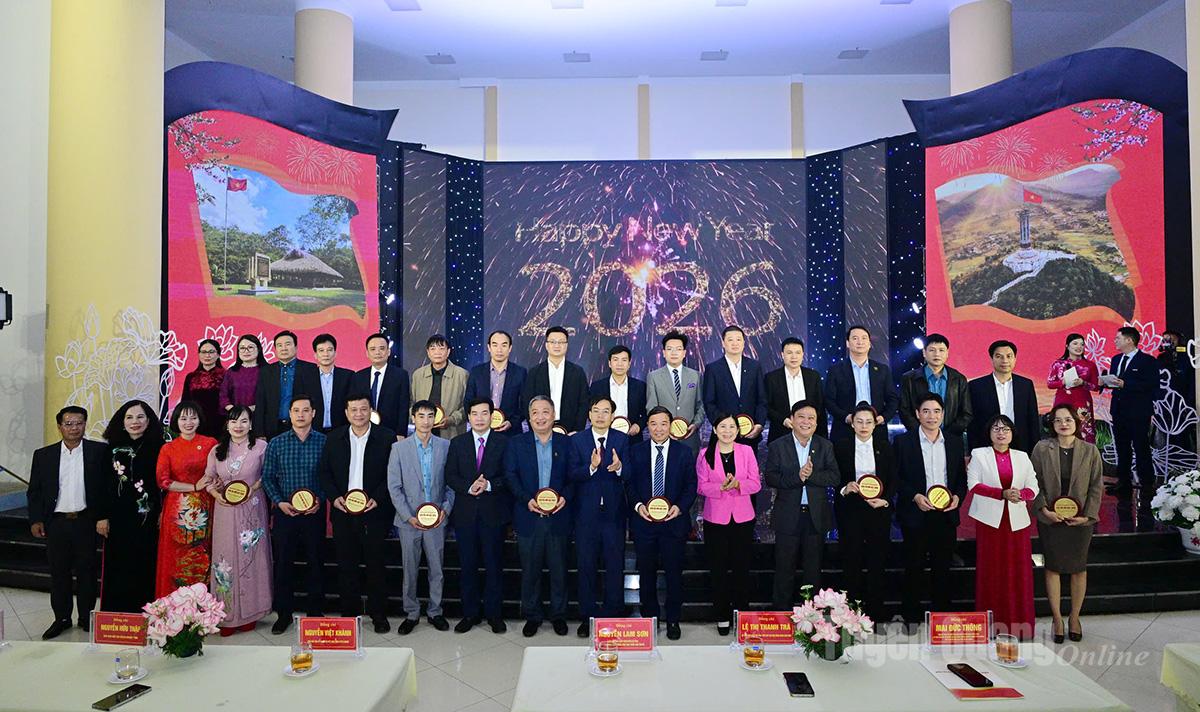 Đồng chí Lê Thị Thanh Trà, Ủy viên Ban Chấp hành Đảng bộ tỉnh, Phó Chủ tịch HĐND tỉnh cùng các đại biểu và lãnh đạo Báo và phát thanh, truyền hình Tuyên Quang chụp ảnh với các nhà tài trợ cho chuyên mục Nhịp cầu nhân ái.