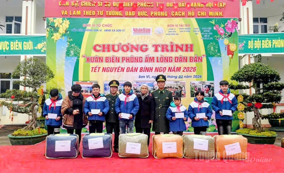 Quỹ Hạt giống Việt, Báo Nhân Dân tặng quà cho con nuôi Đồn Biên phòng Sơn Vĩ.