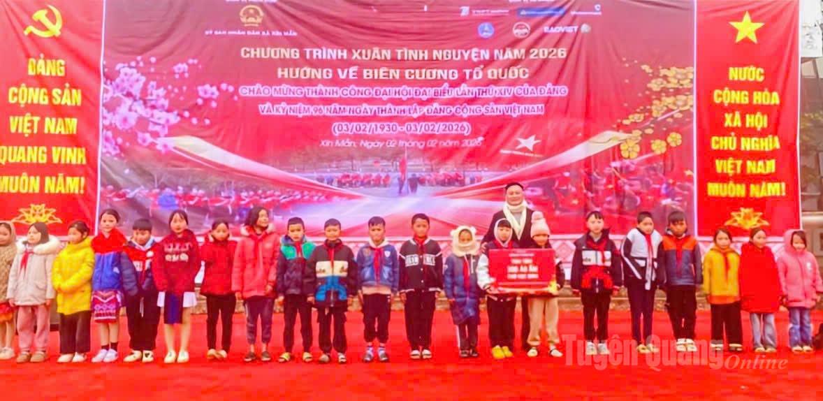 Chương trình trao tặng áo ấm cho học sinh có hoàn cảnh khó khăn ở xã Xín Mần.