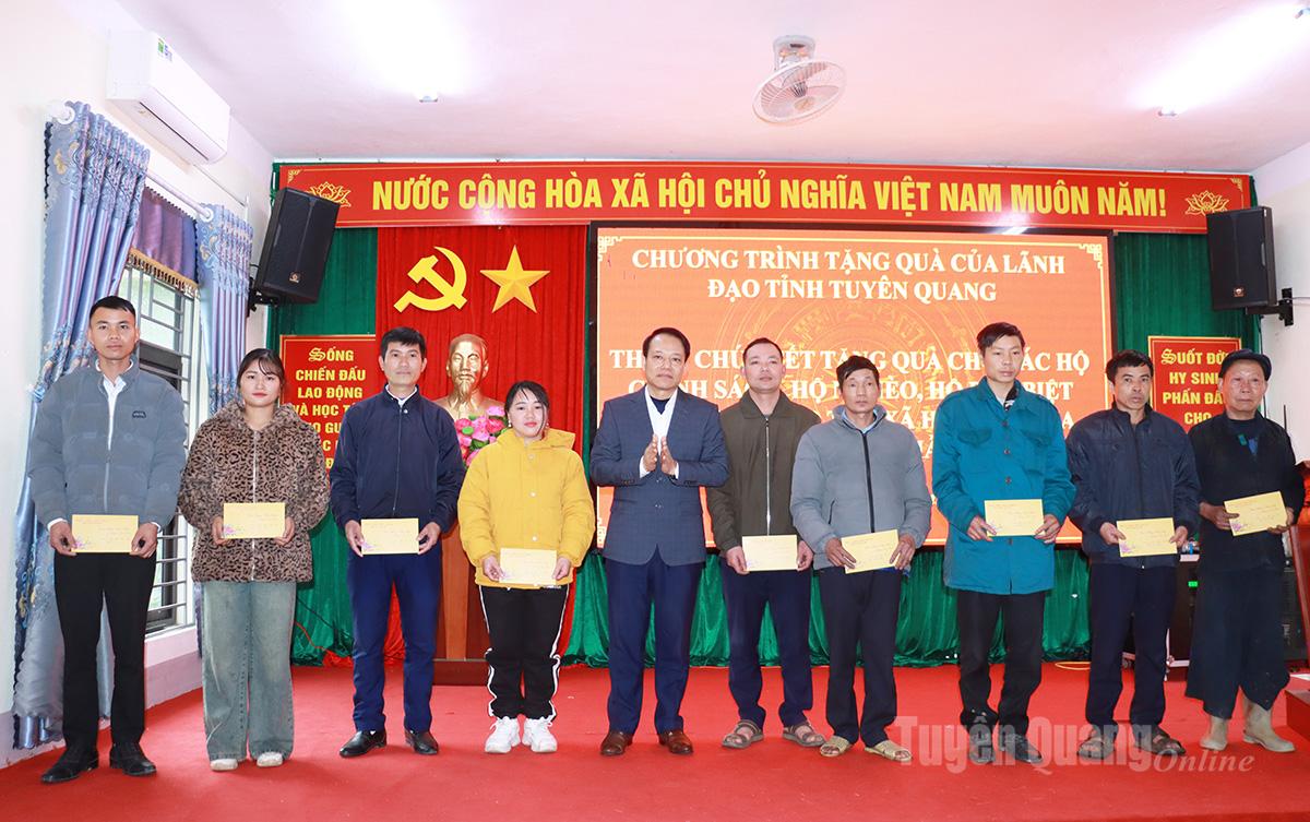 Đồng chí Vân Đình Thảo, Trưởng Ban Quản lý các khu công nghiệp và khu kinh tế tỉnh trao quà Tết cho các hộ nghèo.