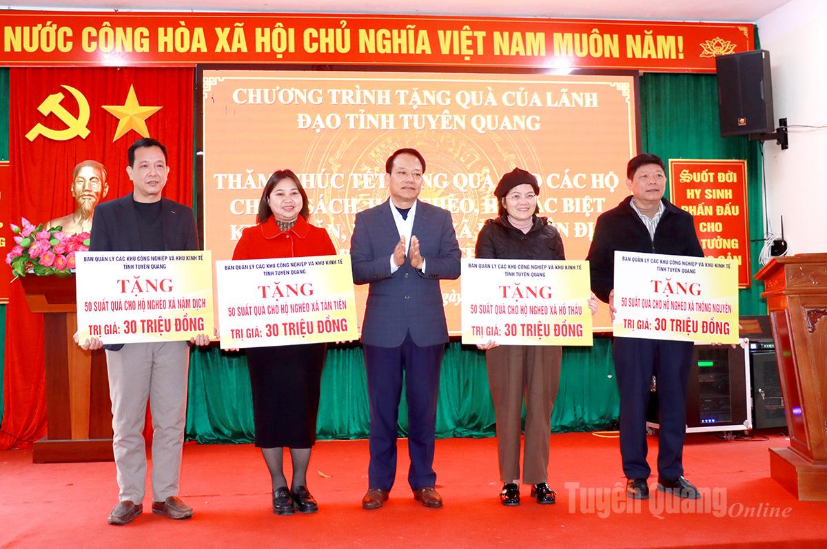 Đồng chí Vân Đình Thảo, Trưởng Ban Quản lý các khu công nghiệp và khu kinh tế tỉnh tặng quà cho hộ nghèo của các xã Hồ Thầu, Thông Nguyên, Nậm Dịch và Tân Tiến.