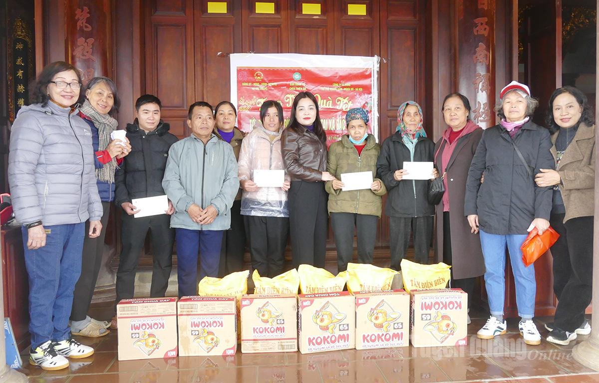 Đoàn thiện nguyện trao quà Tết cho các hộ dân có hoàn cảnh khó khăn trên địa bàn xã Bắc Quang