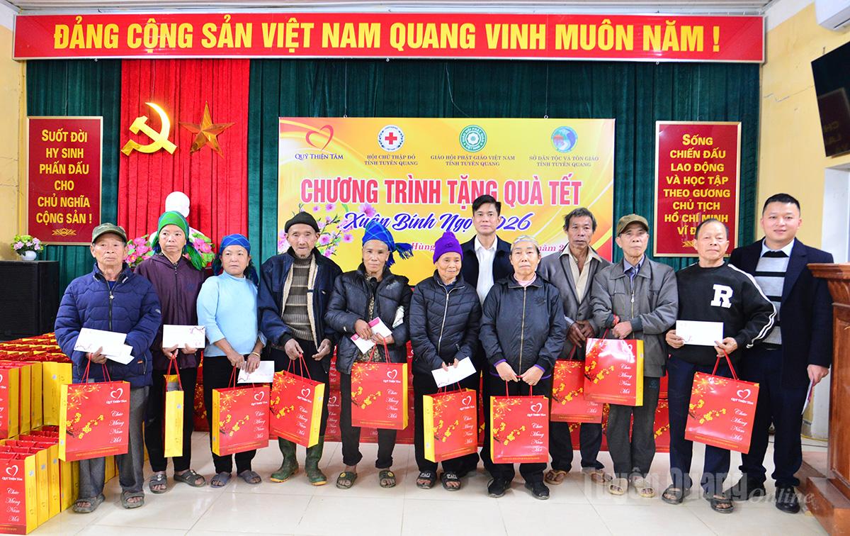 Các đại biểu tặng quà cho hộ nghèo xã Hùng Lợi, tỉnh Tuyên Quang.