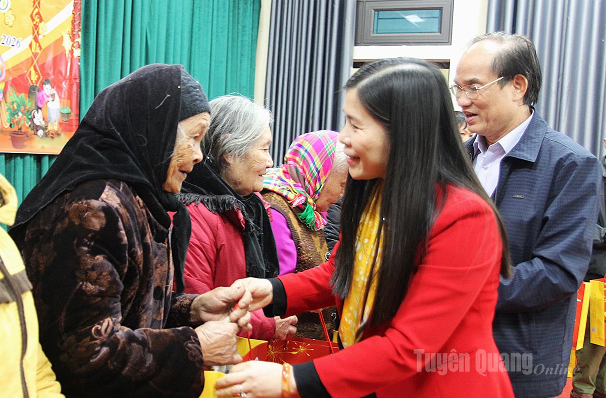 Phó Chủ tịch HĐND tỉnh Lê Thị Thanh Trà tặng quà Tết cho hộ gia đình có hoàn cảnh khó khăn xã Xuân Vân.