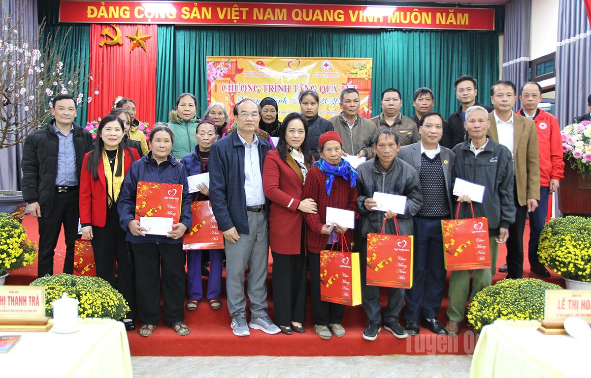Phó Chủ tịch HĐND tỉnh Lê Thị Thanh Trà cùng đại diện Quỹ Thiện Tâm, Tập đoàn VinGroup tặng quà cho các hộ nghèo, hộ cận nghèo.
