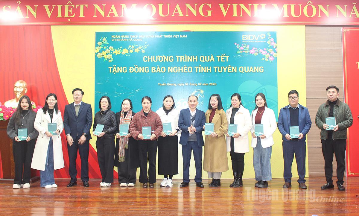 Các đơn vị đại diện nhận các suất quà do BIDV Chi nhánh Hà Giang trao tặng.