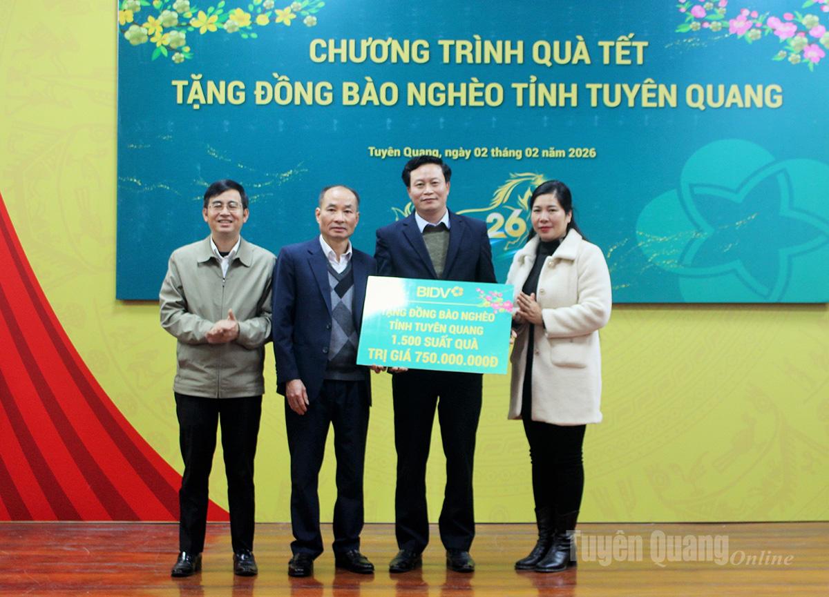 Đại diện phường Hà Giang 1, Hà Giang 2 nhận 1.500 suất quà Tết từ BIDV Hà Giang tặng.