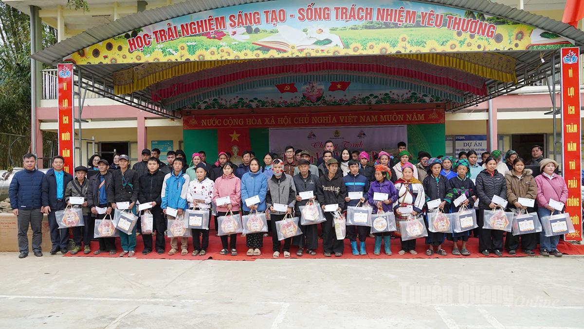 Ban Tổ chức đã trao 100 suất quà cho các gia đình có hoàn cảnh khó khăn trên địa bàn.