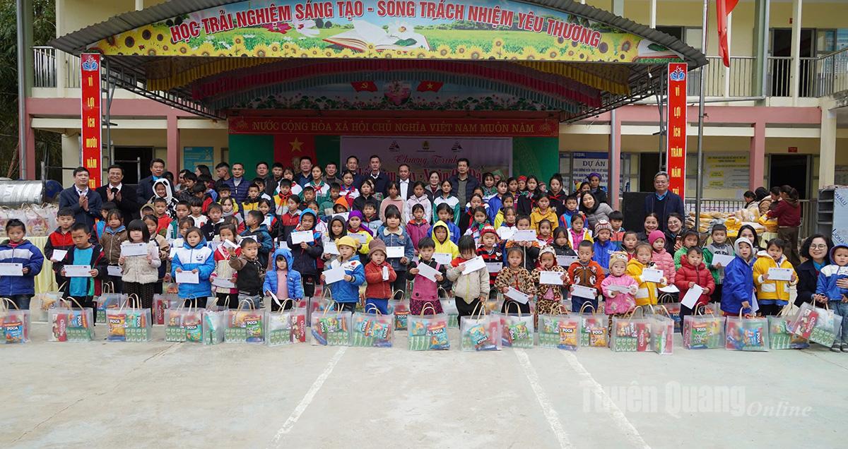 Trao các suất quà cho học sinh có hoàn cảnh khó khăn, vượt khó vươn lên trong học tập.
