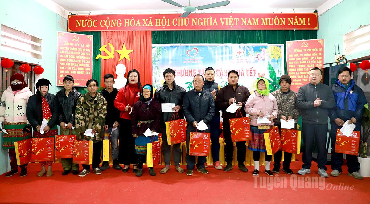 Lãnh đạo Hội Chũ thập đỏ tỉnh, đại diện Quỹ Thiện tâm và lãnh đạo xã Sơn Vĩ trao quà cho người dân.