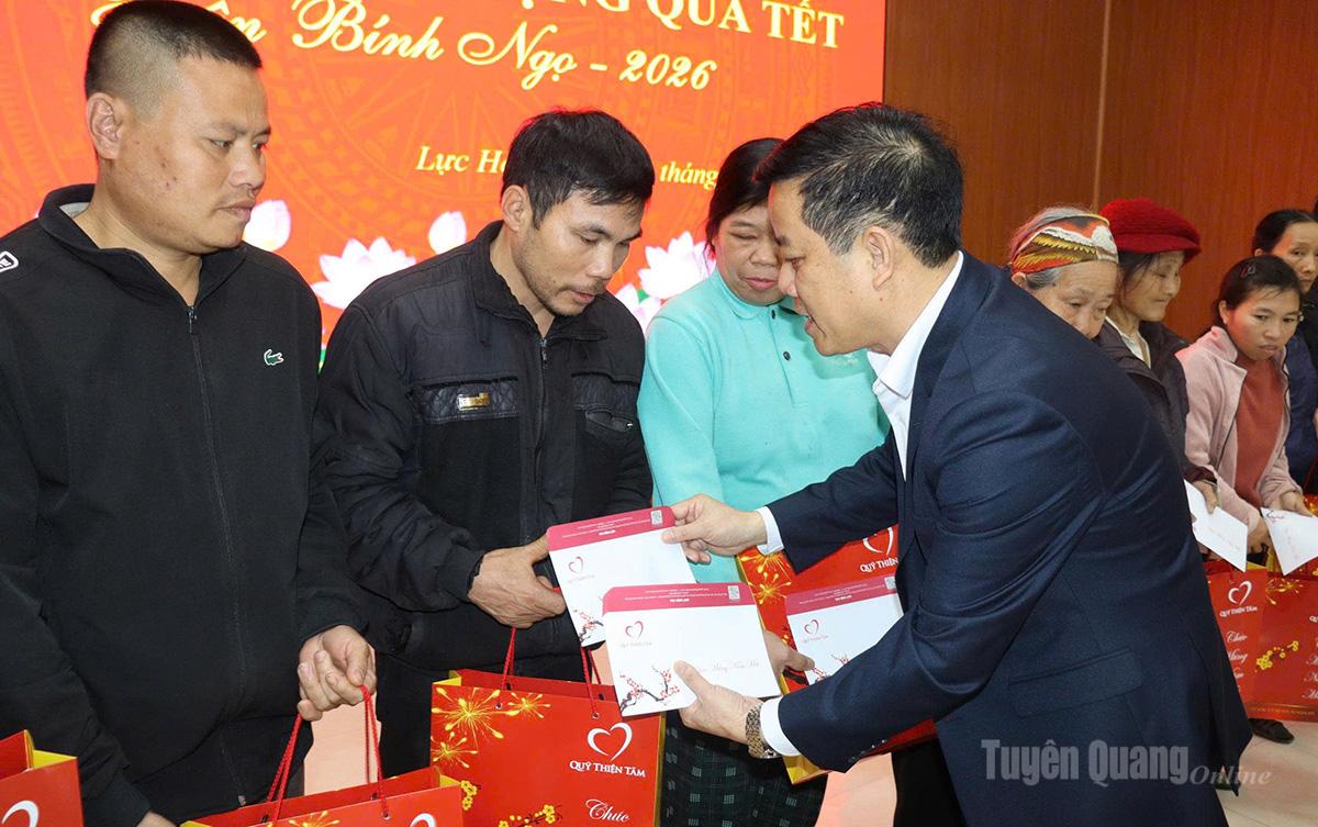 Lãnh đạo xã Lực Hành trao quà các gia đình có hoàn cảnh khó khăn trên địa bàn xã.