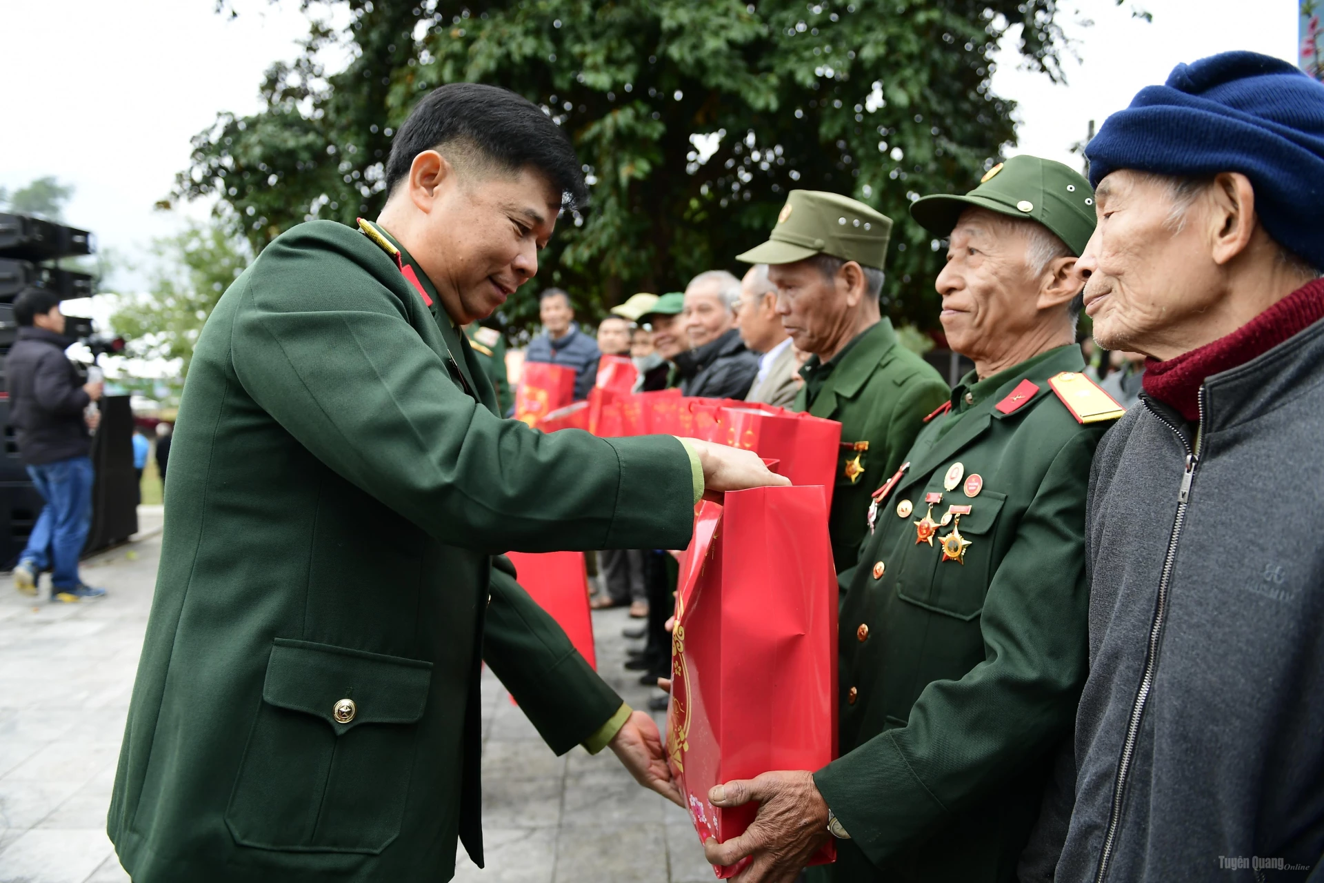 Đồng chí Phó Chính ủy Bộ Chỉ huy Quân sự tỉnh tặng quà cho các gia đình.