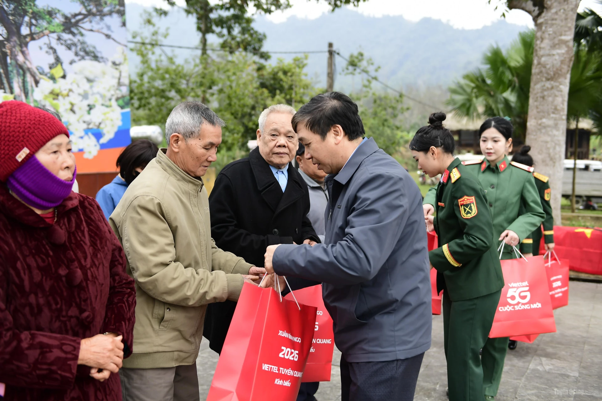 Lãnh đạo Ban Tuyên giáo và Dân vận Tỉnh ủy tặng quà cho các gia đình.