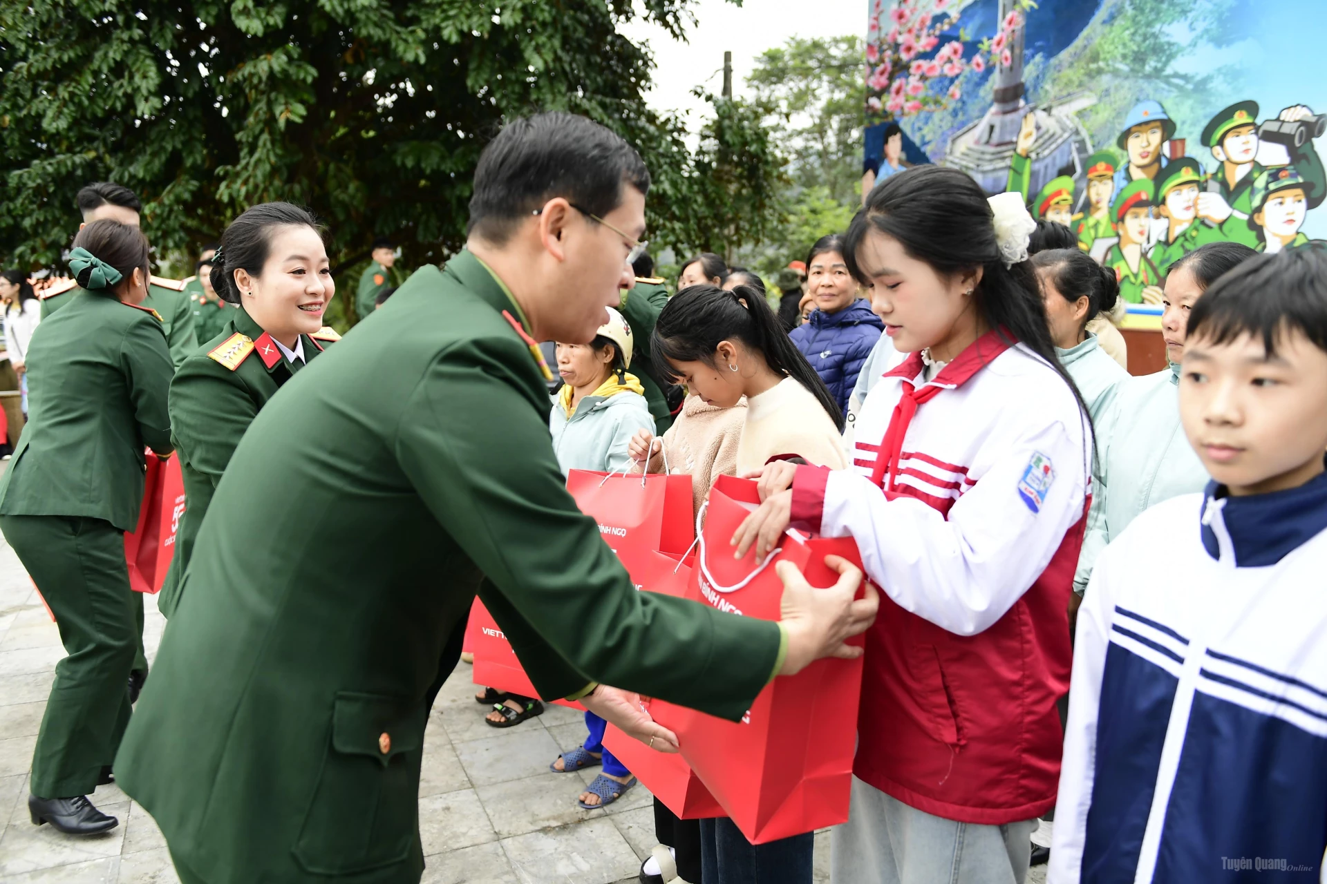 Lãnh đạo Viettel Tuyên Quang tặng quà cho các em học sinh có hoàn cảnh khó khăn vươn lên trong học tập.