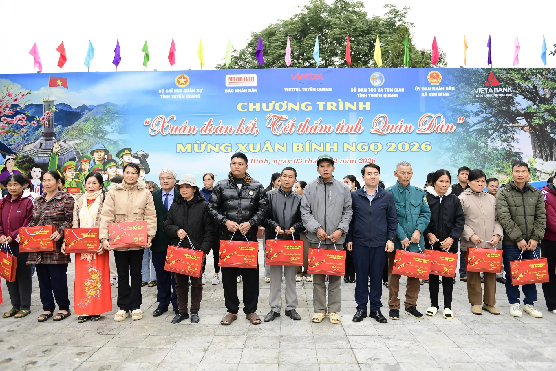 Lãnh đạo Sở Dân tộc và Tôn giáo; Qũy “Hạt giống Việt” Báo Nhân Dân tặng quà cho các gia đình.