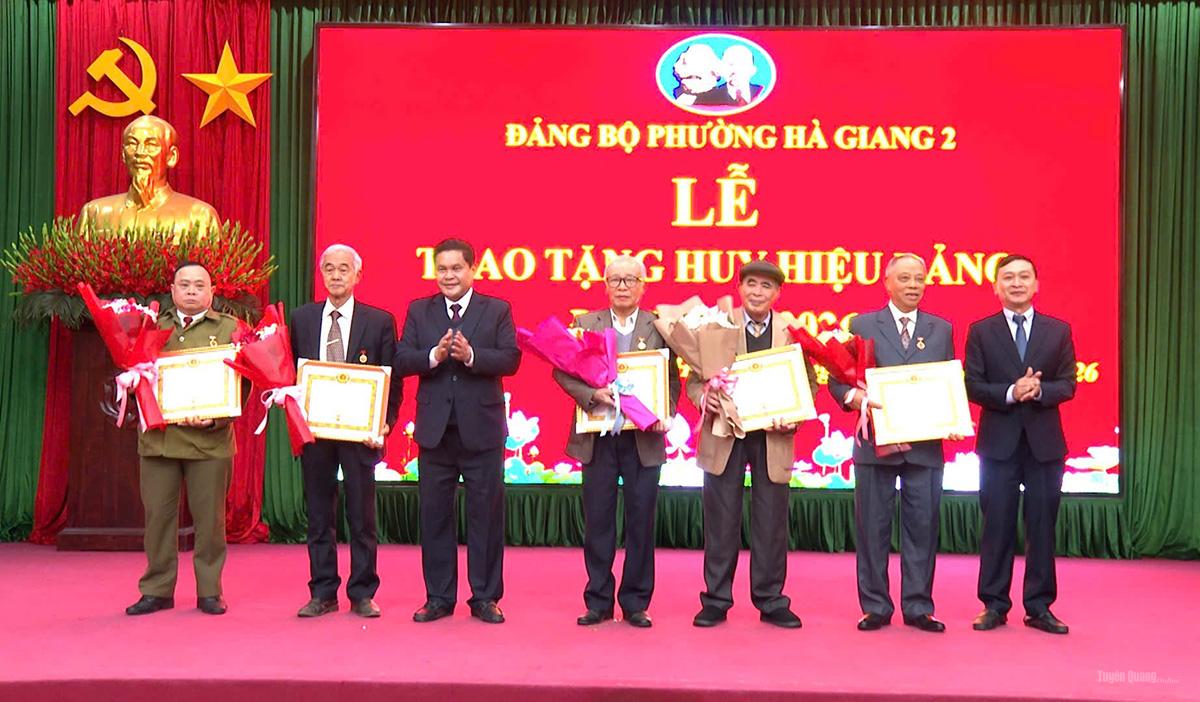 Đồng chí Vàng Seo Cón, Ủy viên Ban Thường vụ Tỉnh ủy, Bí thư Đảng ủy, Chủ tịch HĐND phường Hà Giang 2 trao tặng Huy hiệu Đảng cho các đảng viên.