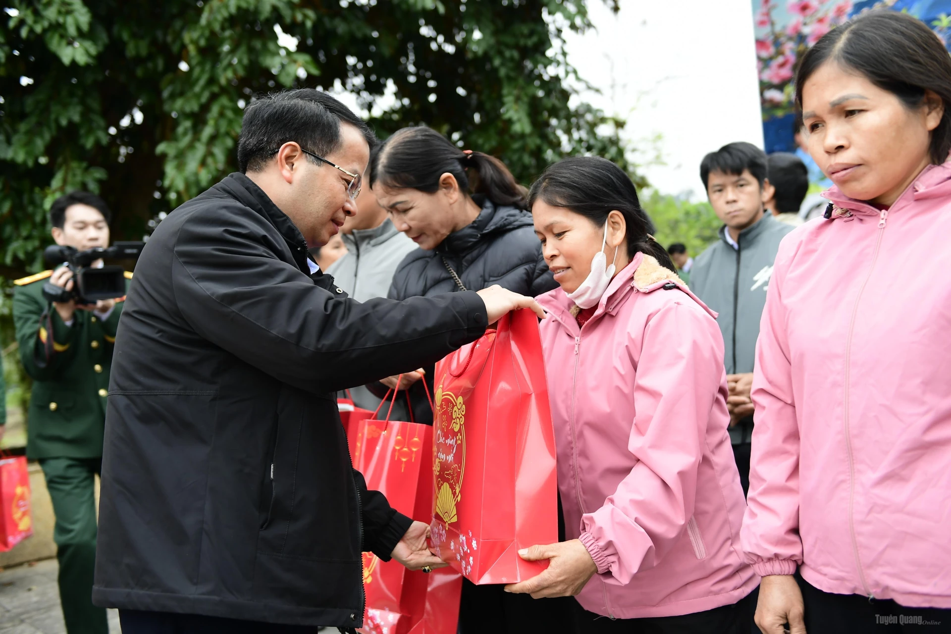 Đồng chí Mai Ngọc Quỳnh, Phó Giám đốc Báo và phát thanh, truyền hình Tuyên Quang tặng quà cho các gia đình.