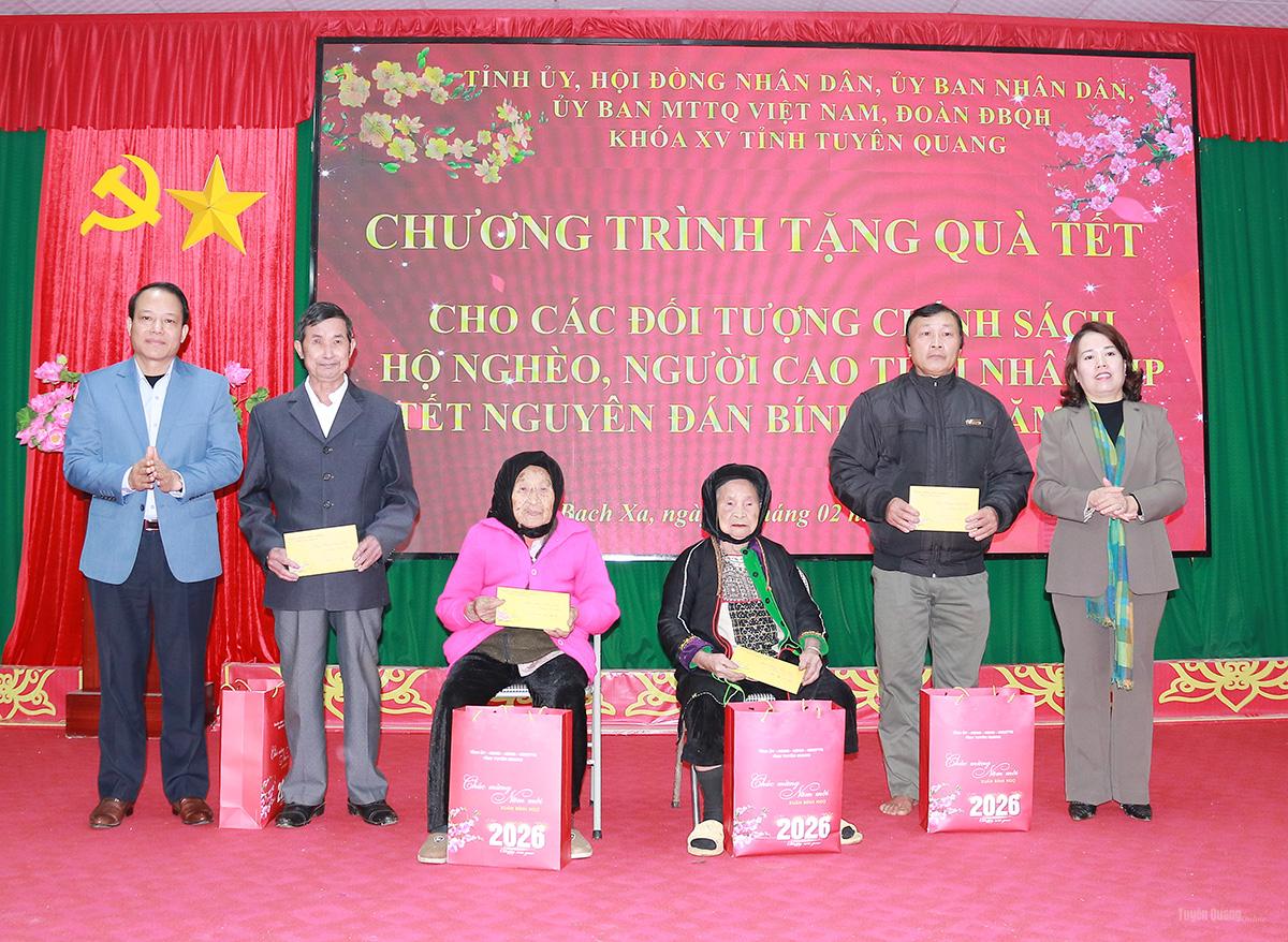 Đồng chí Lý Thị Lan, Ủy viên Ban Thường vụ Tỉnh ủy, Trưởng đoàn ĐBQH hoạt động chuyên trách tỉnh và đồng chí Vân Đình Thảo, Ủy viên Ban Thường vụ Tỉnh ủy, Trưởng Ban Quản lý các Khu Công nghiệp và Khu Kinh tế tỉnh tặng quà gia đình chính sách và người cao tuổi xã Bạch Xa.